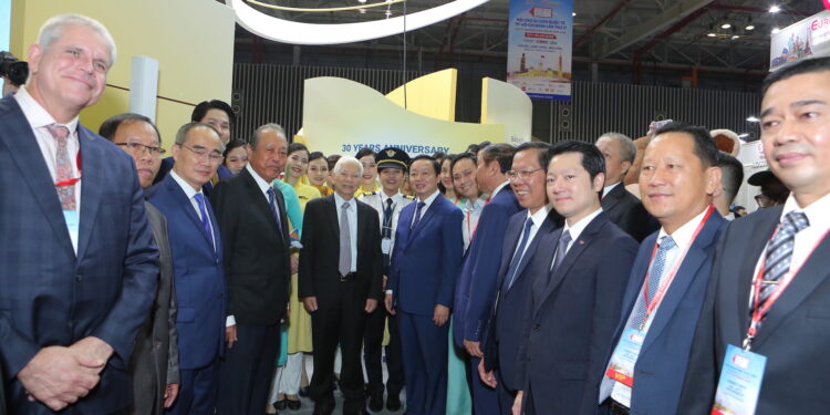 Khai mạc ITE HCMC 2023: Gian hàng Vietnam Airlines thu hút đông đảo khách ghé thăm, tận hưởng nhiều ưu đãi hấp dẫn