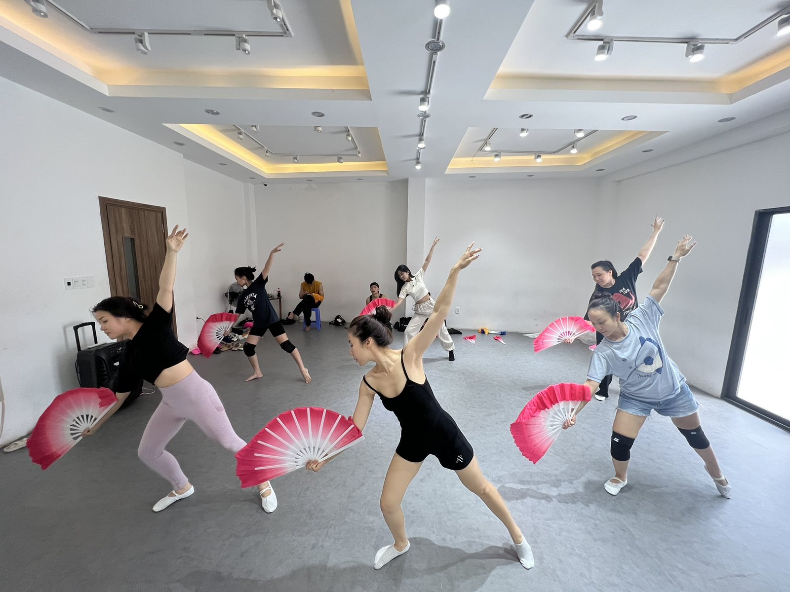 Không khi tập luyện hăng say chuẩn bị cho Hội thi “Tìm hiểu luật bình đẳng giới”