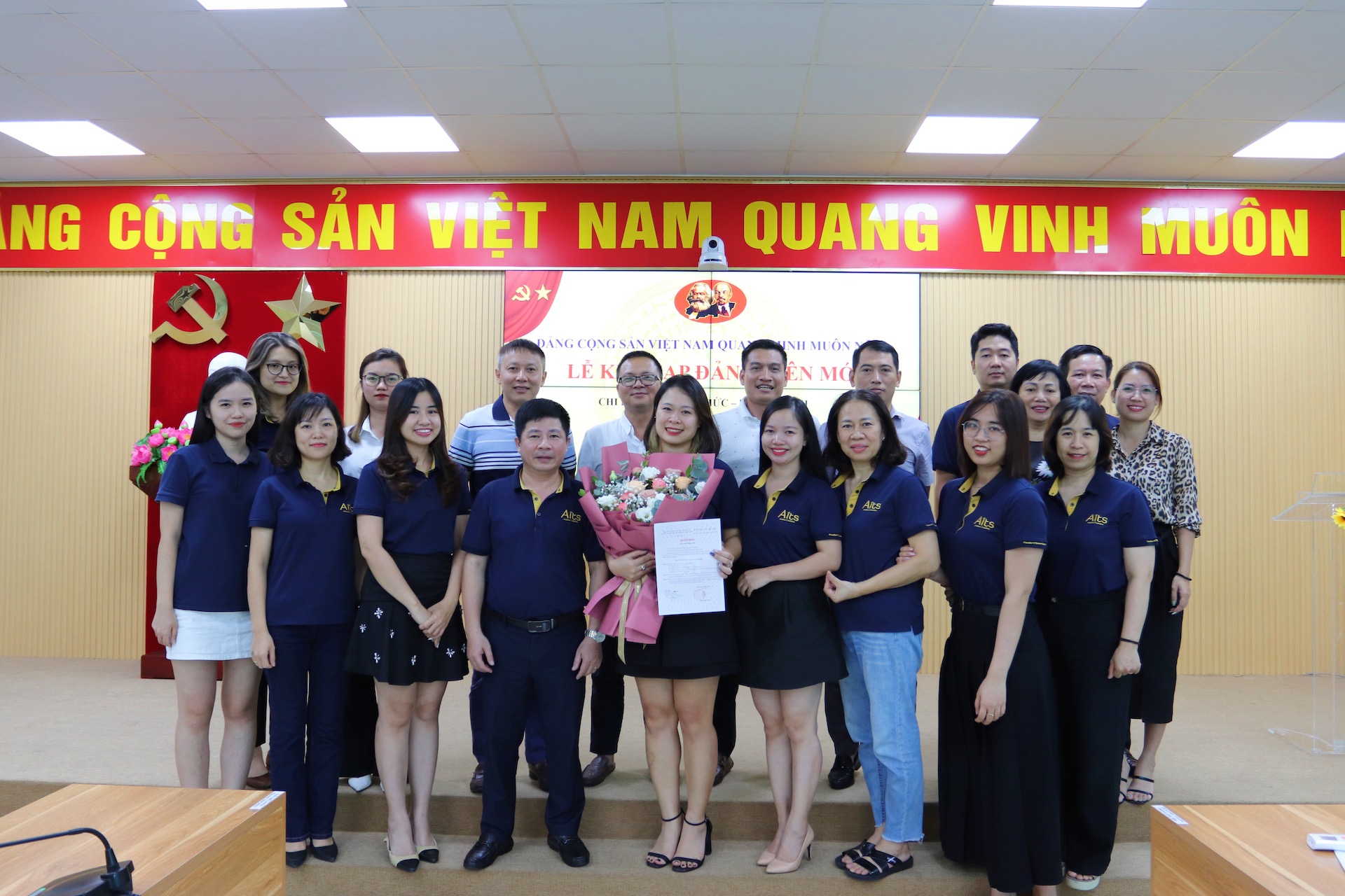 Hai quần chúng ưu tú Công ty AITS tự hào được đứng vào hàng ngũ của Đảng