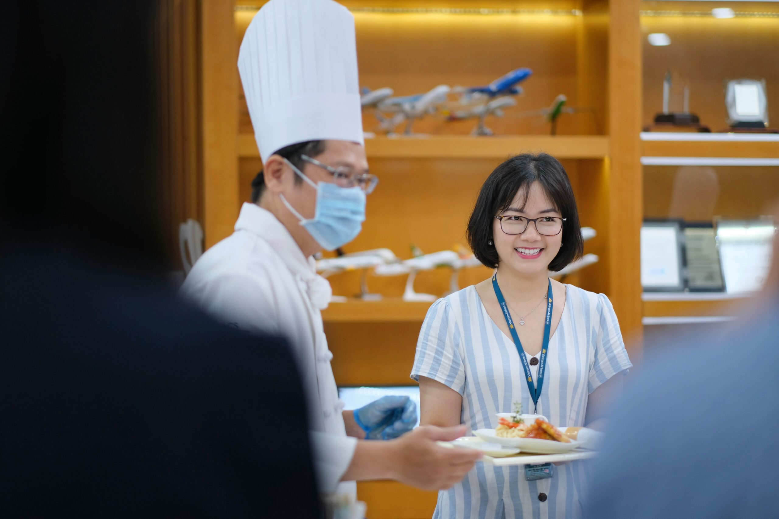 [Nụ cười dịch vụ] Tâm huyết phía sau những suất ăn trên độ cao 10.000m