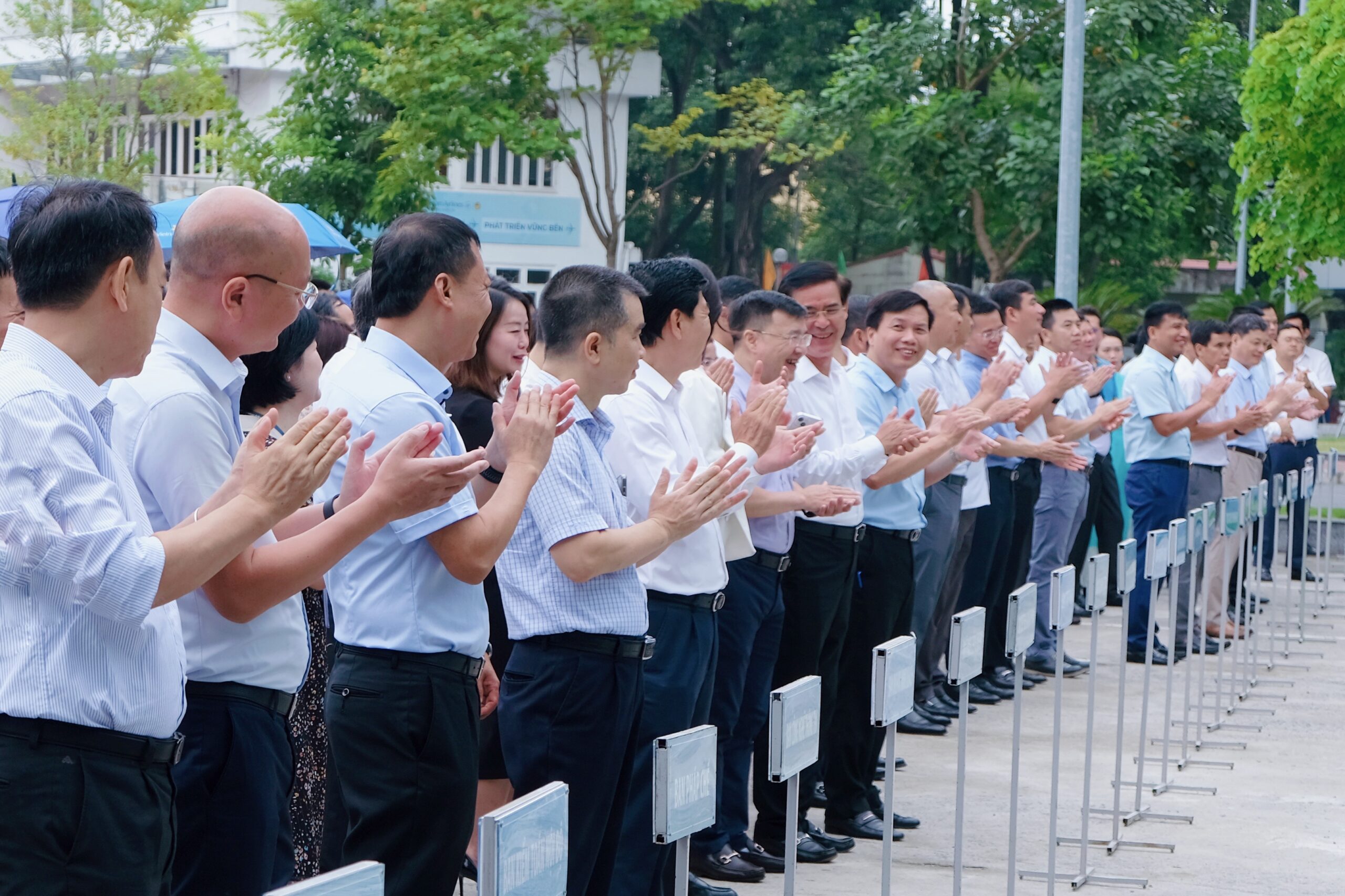 Chào cờ tháng 9: Đồng lòng, nỗ lực, quyết tâm vượt qua mọi thách thức