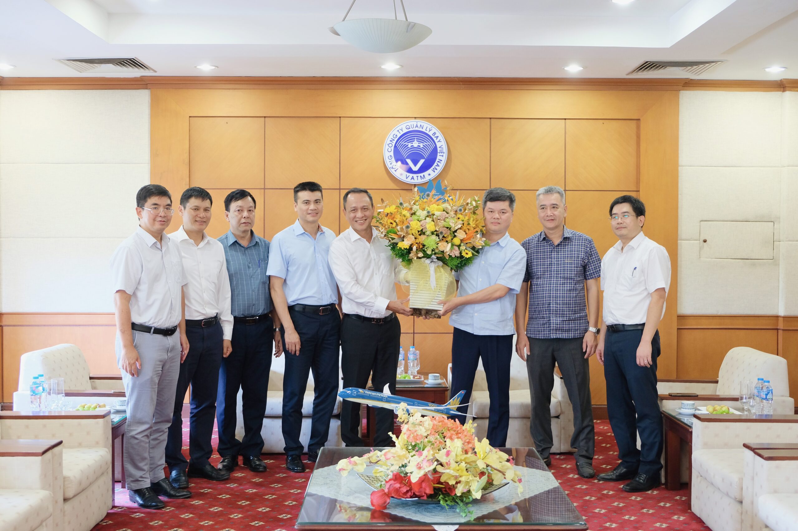 TGĐ Lê Hồng Hà chúc mừng Quyền TGĐ VATM