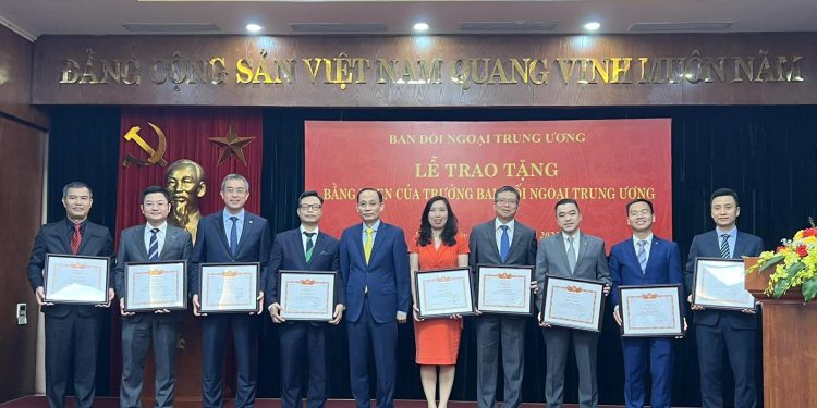 Vietnam Airlines vinh dự, tự hào nhận Bằng khen của Ban Đối ngoại Trung ương