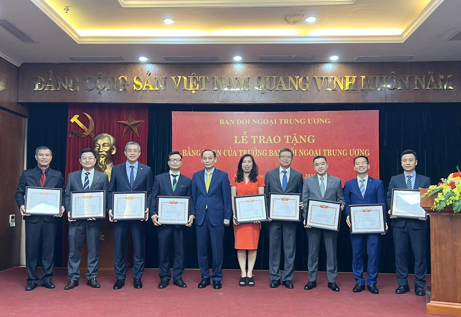 Vietnam Airlines vinh dự, tự hào nhận Bằng khen của Ban Đối ngoại Trung ương