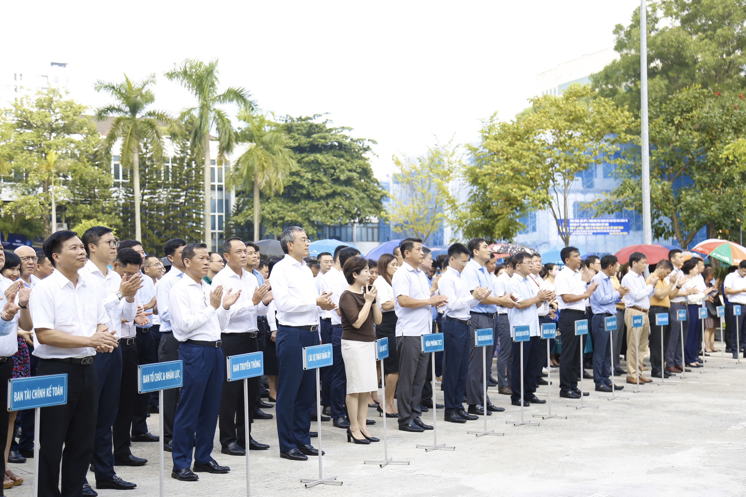 Chào cờ Qúy 4: Phát động tháng chuyển đổi số tại Vietnam Airlines