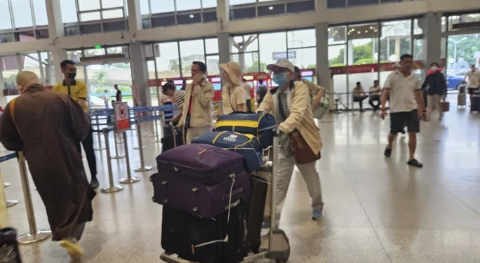 Giá vé máy bay cao, hãng bay vẫn lỗ