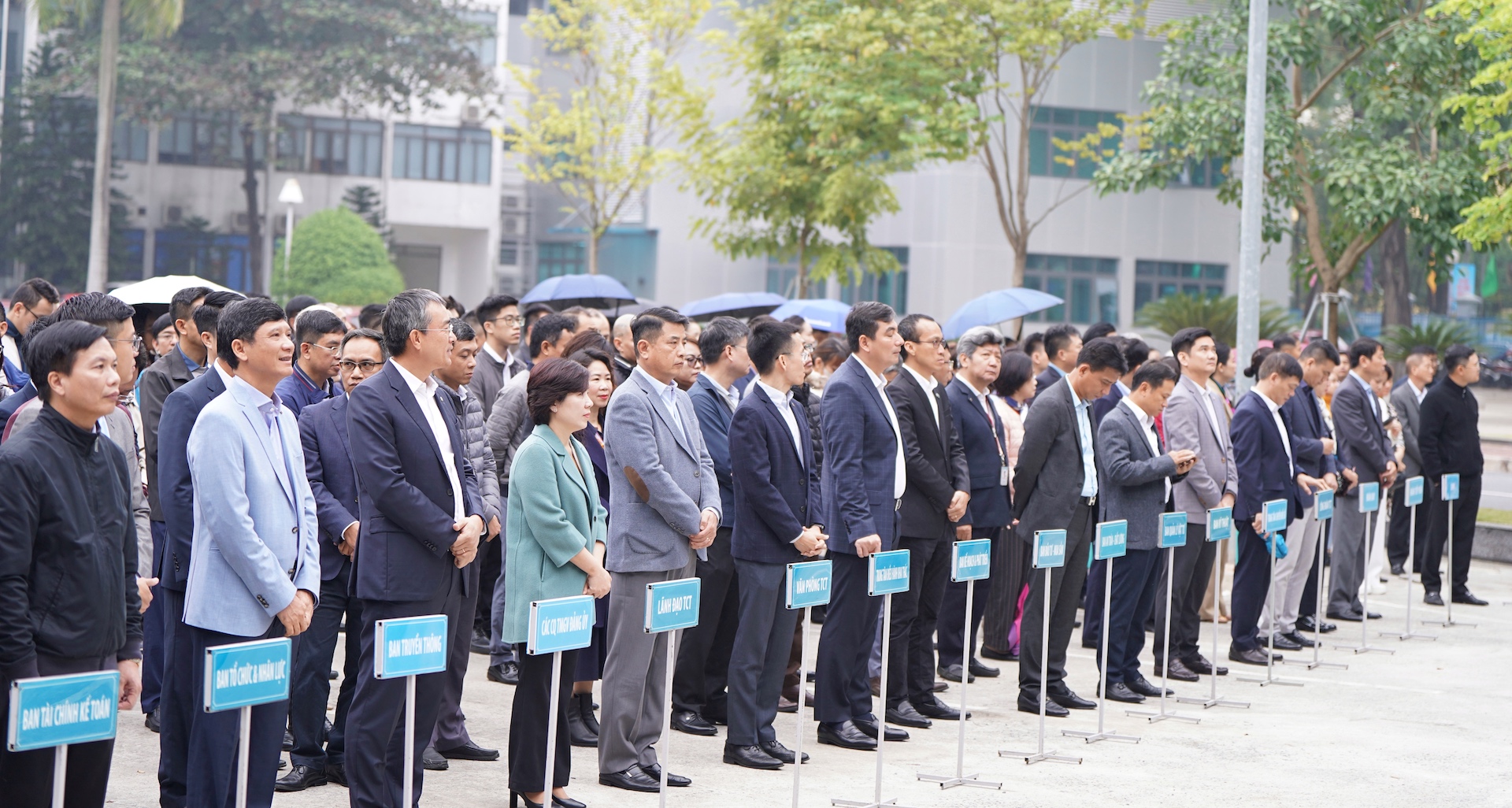 Chào cờ tháng 12: Tập trung nguồn lực phục vụ các dịp cao điểm cuối năm