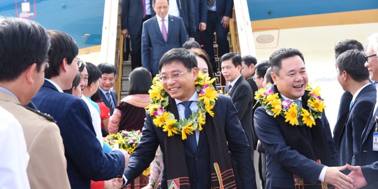 Vietnam Airlines chào đón những hành khách đầu tiên trên chuyến bay Hà Nội – Điện Biên bằng Airbus A321