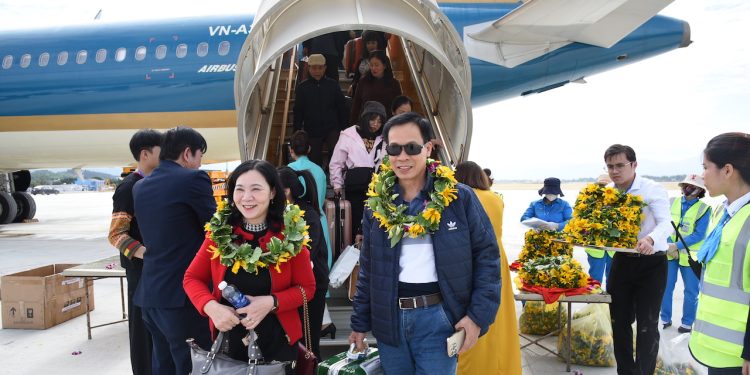 [Video VTV] Vietnam Airlines đưa những hành khách đầu tiên “xông đất” sân bay Điện Biên mới