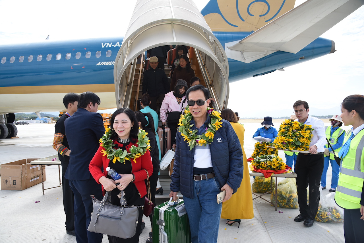 [Video VTV] Vietnam Airlines đưa những hành khách đầu tiên “xông đất” sân bay Điện Biên mới
