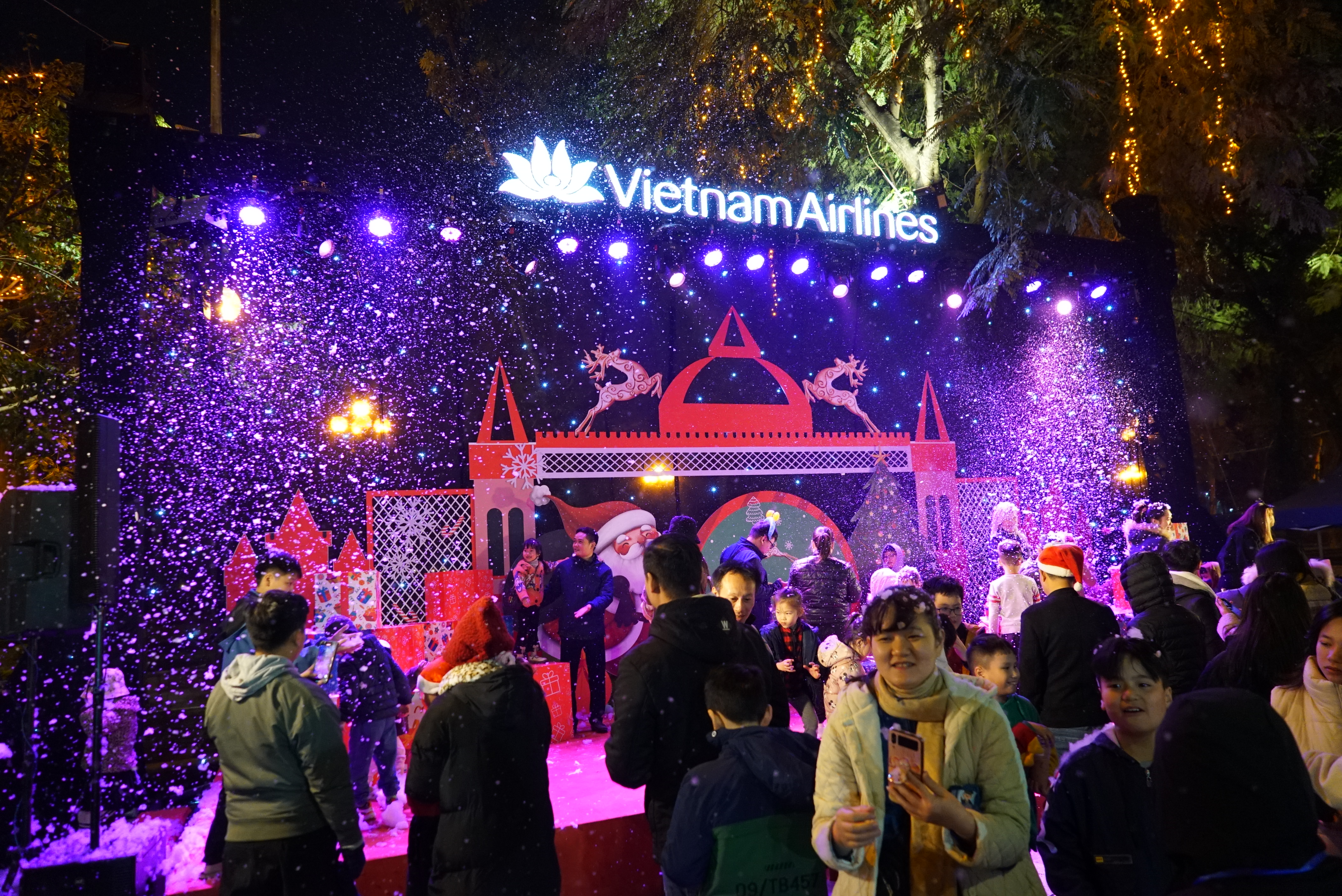 VNA Festa Christmas Fair 2023: Phố đi bộ Trần Nhân Tông rộn ràng không khí Giáng sinh ấm áp