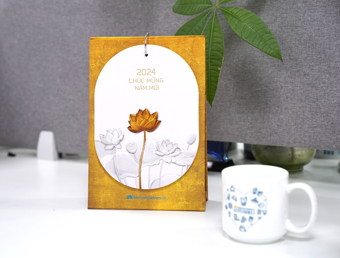 [Video] Nhìn ngắm đoá sen vàng toả sắc trong bộ lịch 2024