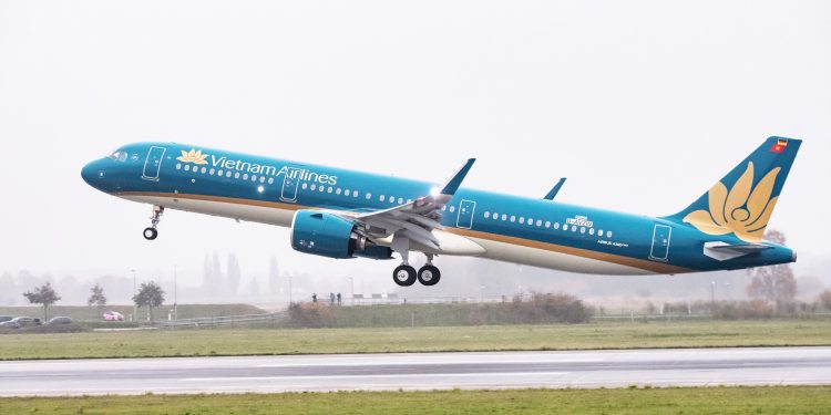 Hành khách tận hưởng giải trí không dây khi bay tàu Airbus A321 của Vietnam Airlines