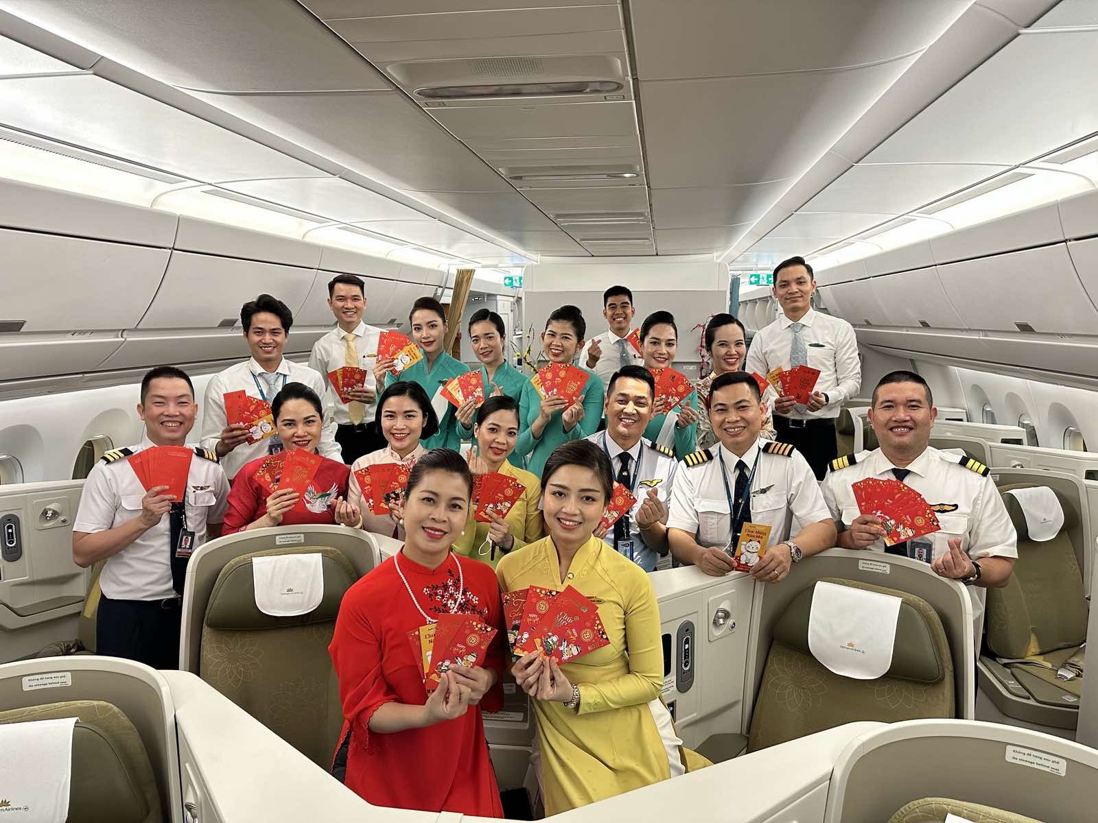 Áo dài dân tộc trên những chuyến bay