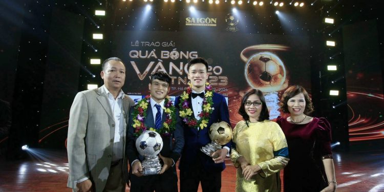 Vietnam Airlines tiếp tục đồng hành cùng “ Quả bóng vàng Việt Nam 2023” với danh vị là nhà tài trợ vận chuyển chính thức cho giải thưởng