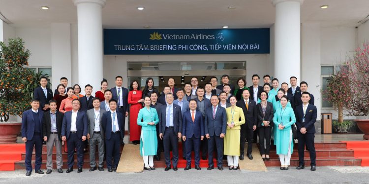 [Tết Giáp Thìn] Lãnh đạo UBQLV và TCT chúc Tết các đơn vị trực 30 Tết tại Nội Bài