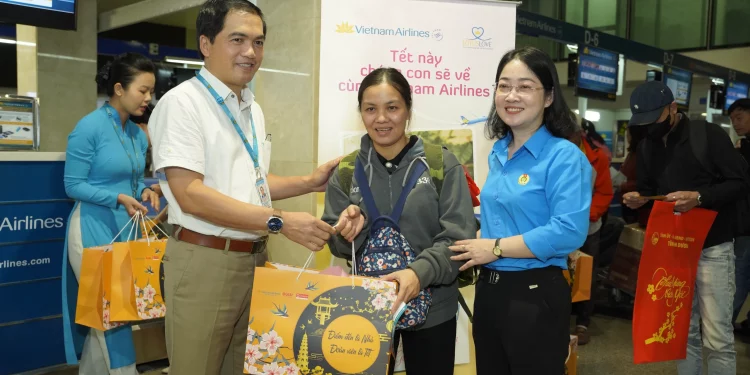 ‘Chuyến bay ước mơ’ đưa hàng ngàn người lao động khó khăn về quê ăn tết