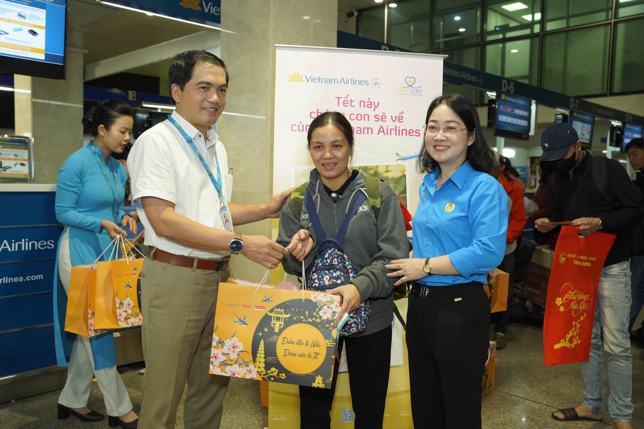 ‘Chuyến bay ước mơ’ đưa hàng ngàn người lao động khó khăn về quê ăn tết