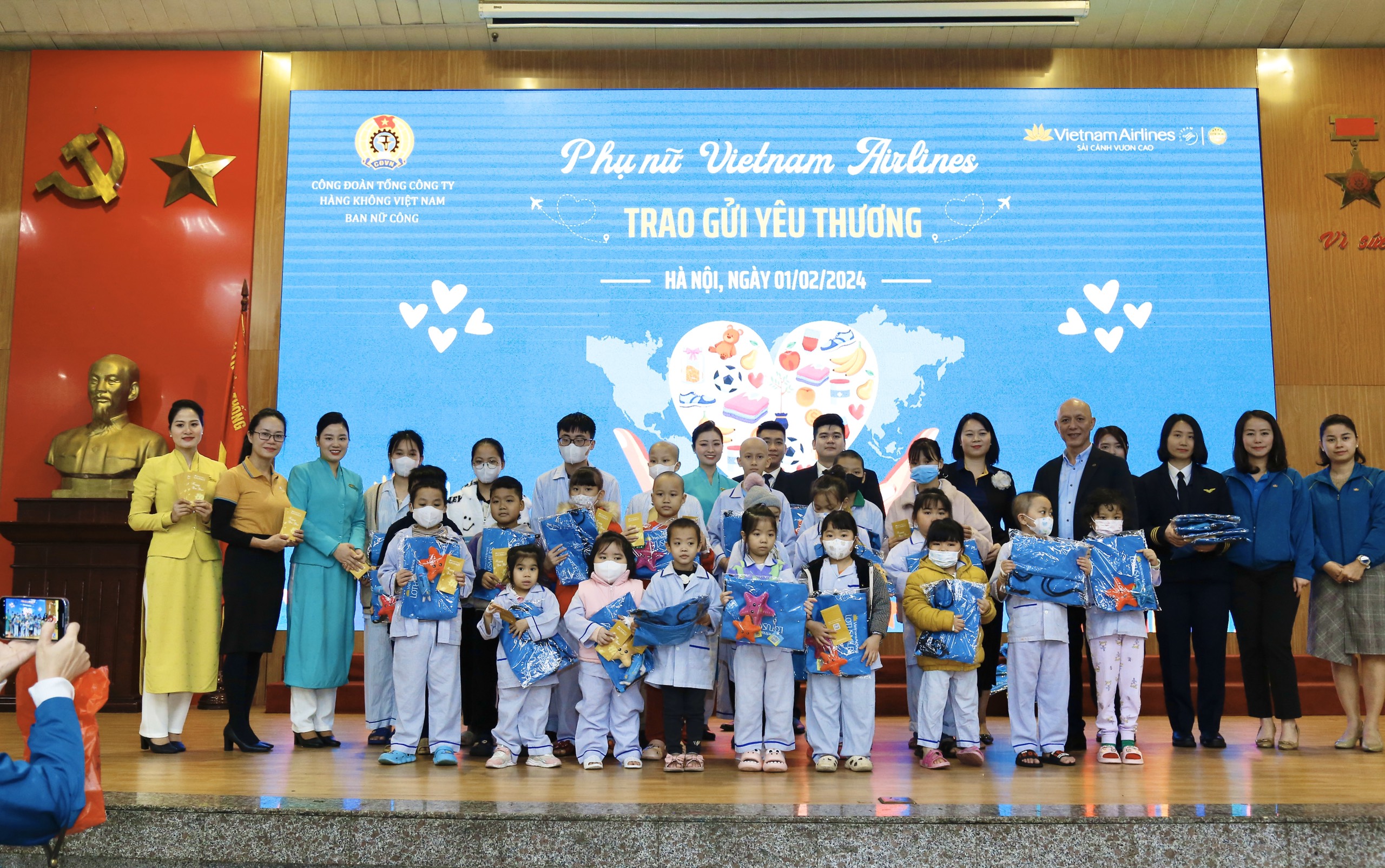 Cụm thi đua KV Long Biên “trao gửi yêu thương” tại Viện Huyết học và truyền máu Trung ương