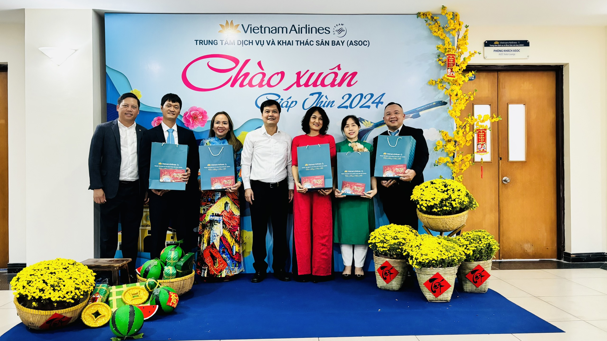 Trung tâm Dịch vụ và Khai thác sân bay (ASOC) tổ chức tặng quà NLĐ nhân dịp Tết Giáp Thìn