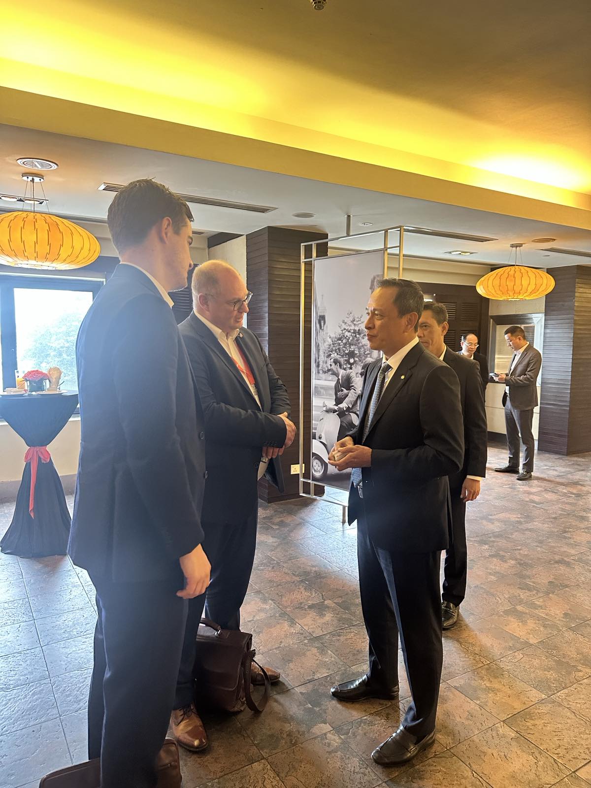 TGĐ Lê Hồng Hà trao đổi với các đối tác hàng không Hà Lan đối tác tại sự kiện