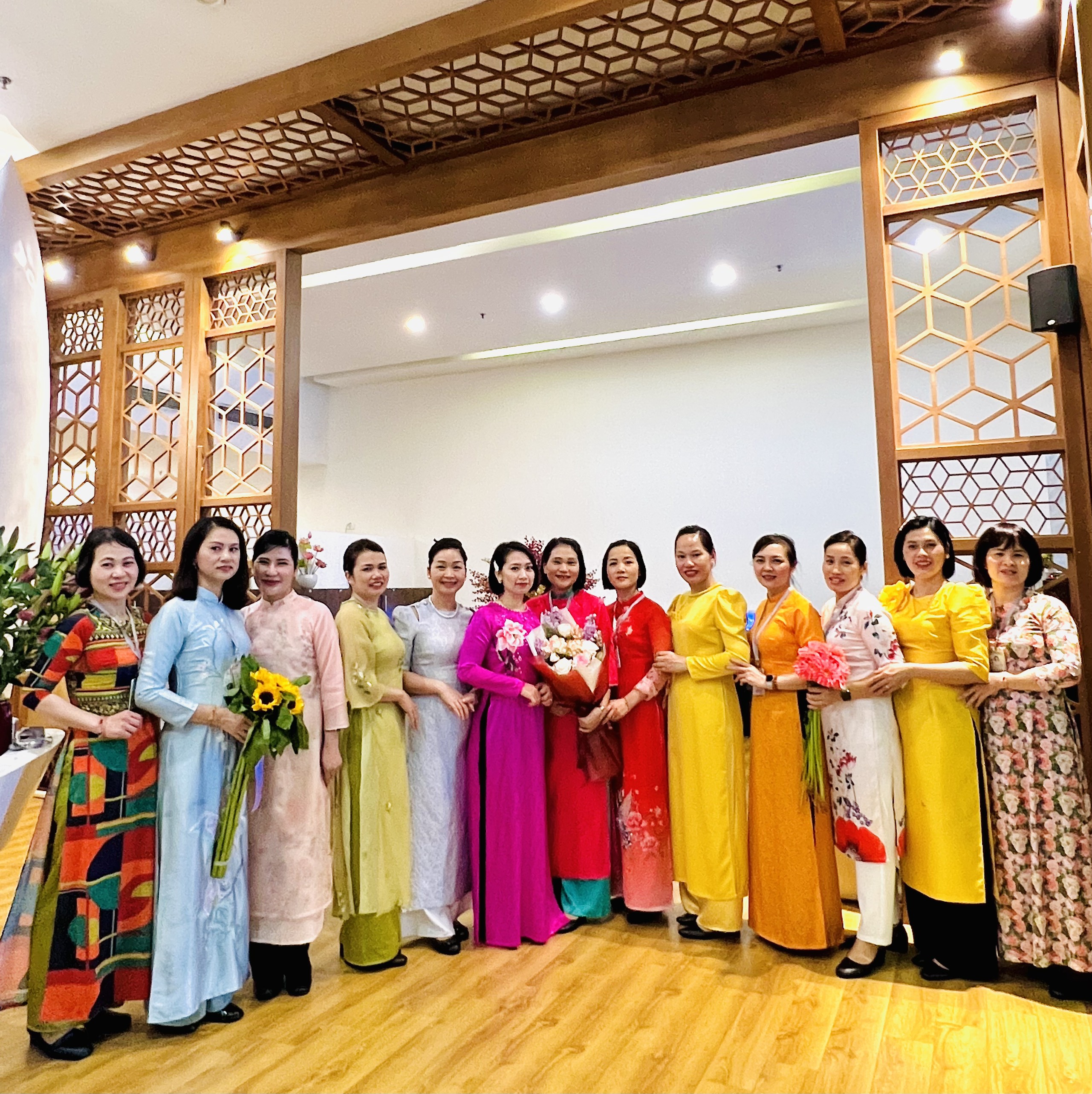 [8/3] Những cô gái hàng không hưởng ứng “Tuần lễ áo dài” năm 2024