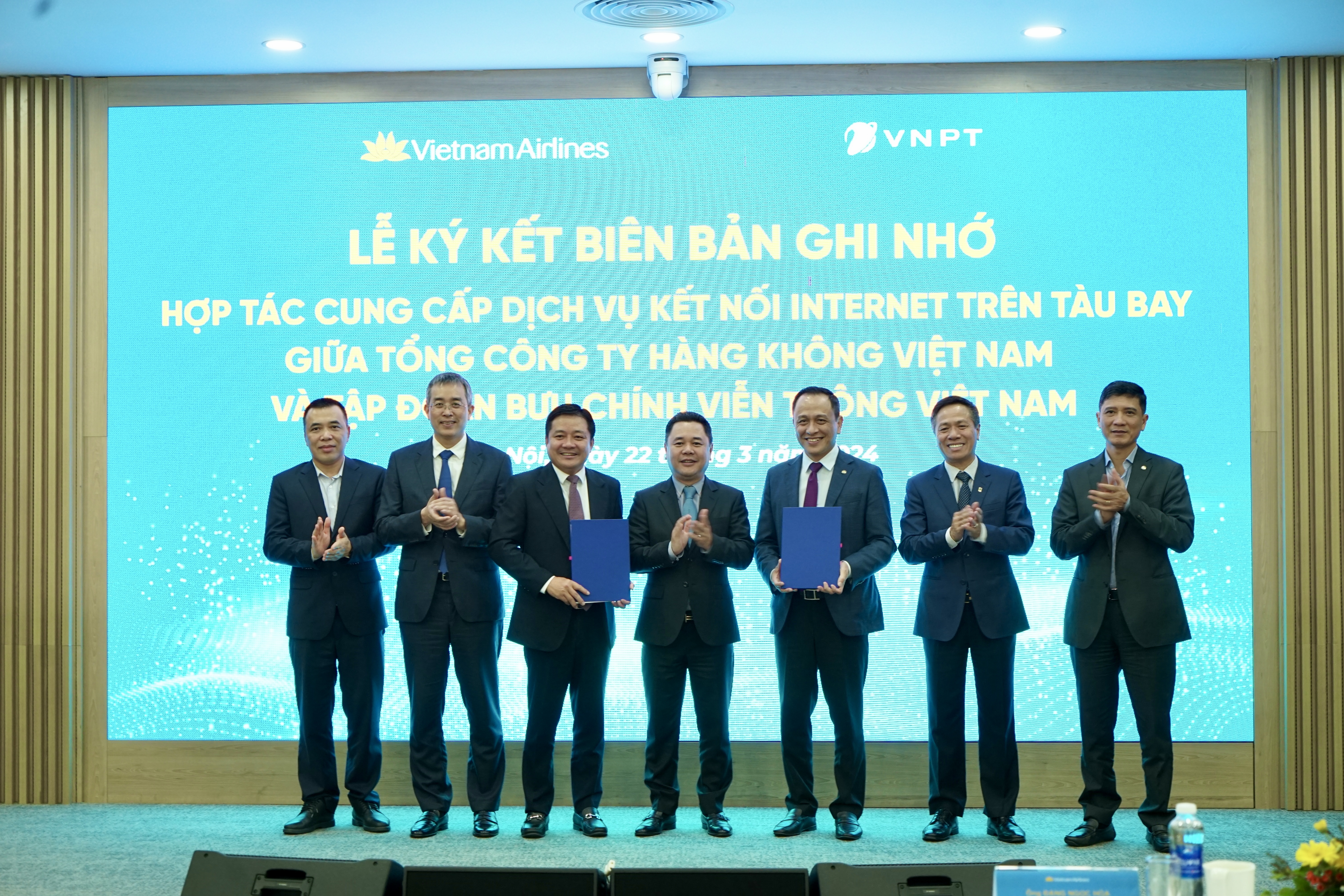 VNA và VNPT hợp tác phát triển dịch vụ kết nối internet trên máy bay