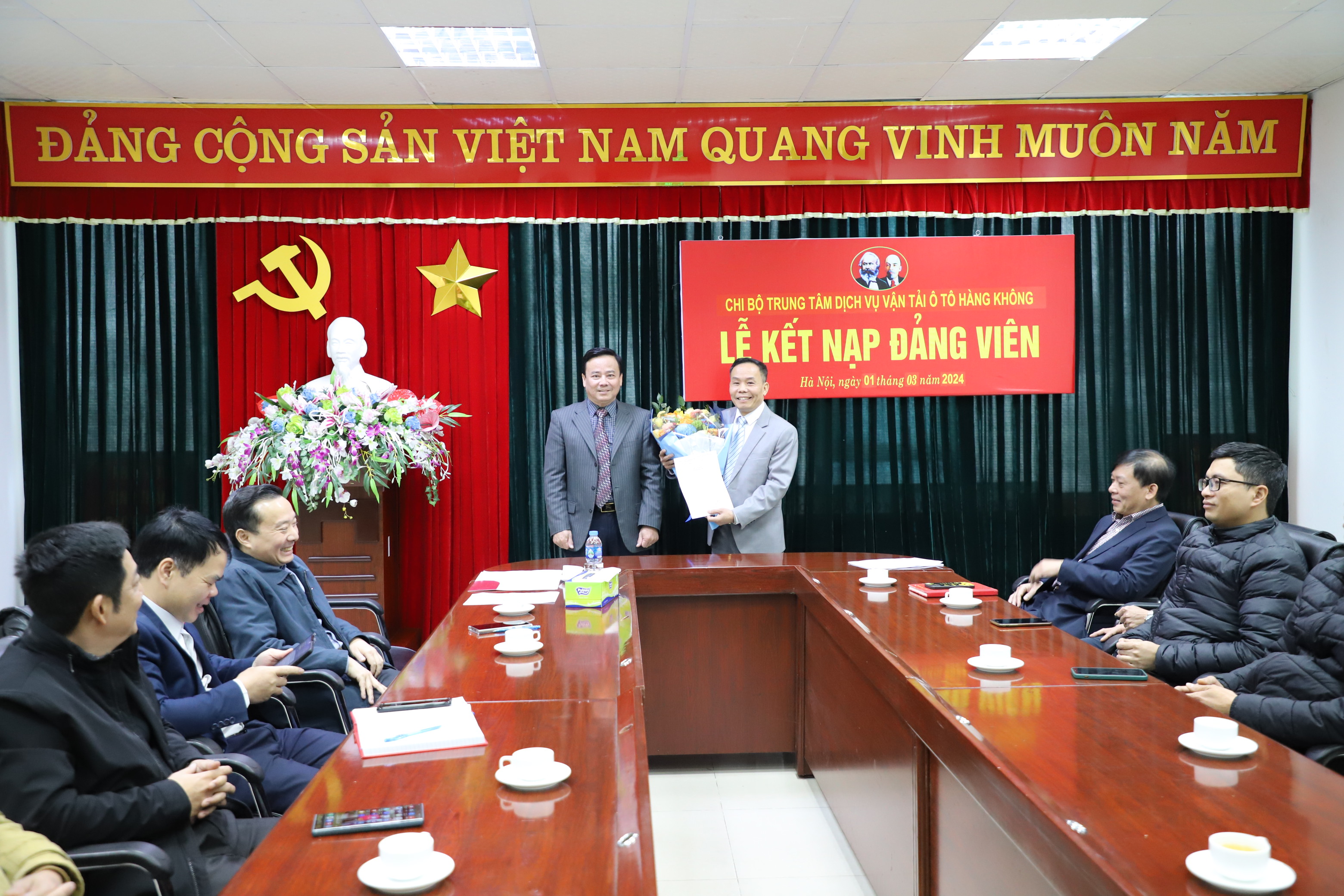 Chi bộ Trung tâm Dịch vụ Vận tải ô tô Hàng không – Đảng bộ NASCO tổ chức Lễ kết nạp đảng viên