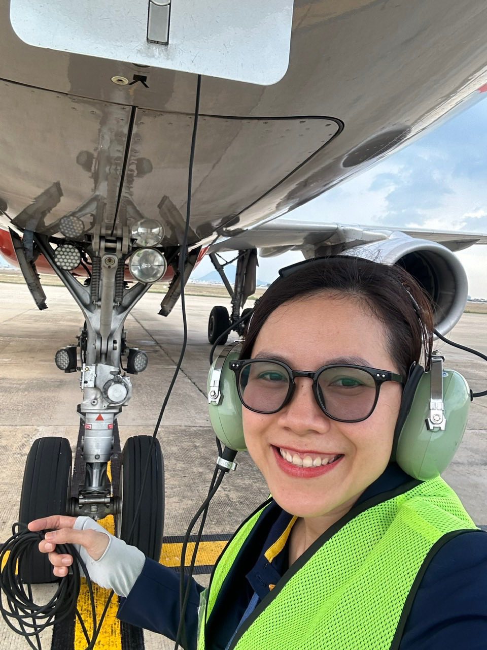 [8/3]  Tự hào với một trong những nữ thông thoại viên (Headset) đầu tiên của Hàng không Việt Nam