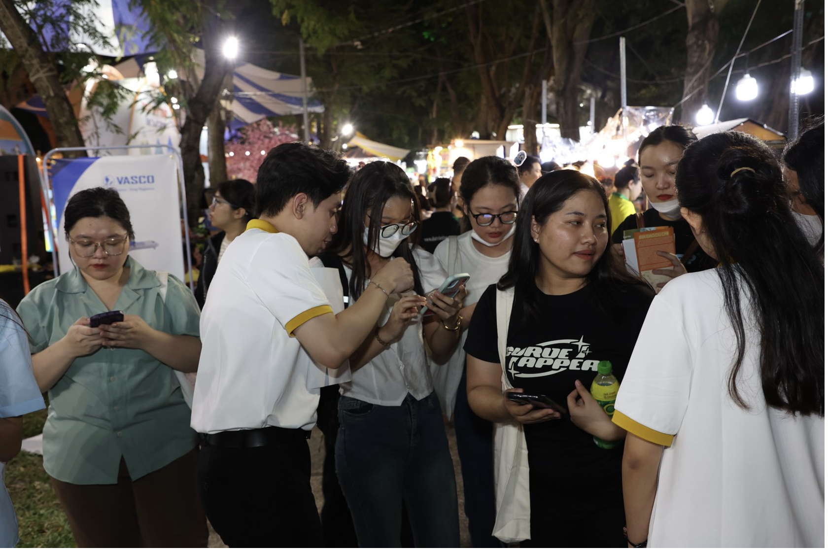 Khách tham quan đăng ký hội viên Lotusmiles và tải app. (Ảnh: TT BSV)