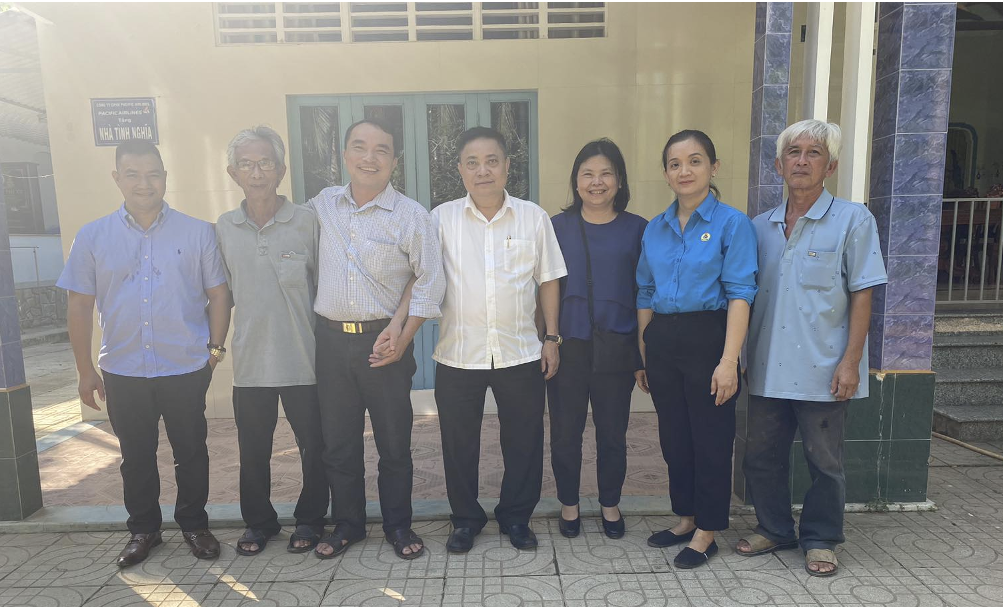 Đoàn thanh niên cùng Công đoàn cơ sở Pacific Airlines thăm Mẹ Việt Nam anh hùng tại Bến Tre