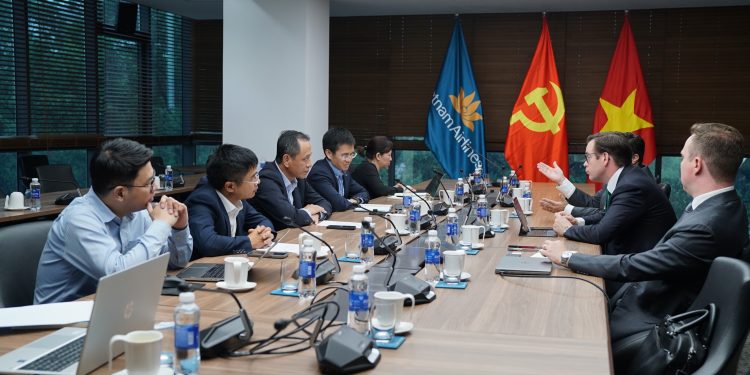 TGĐ Lê Hồng Hà làm việc với nhà sản xuất máy bay dân dụng lớn thứ ba thế giới