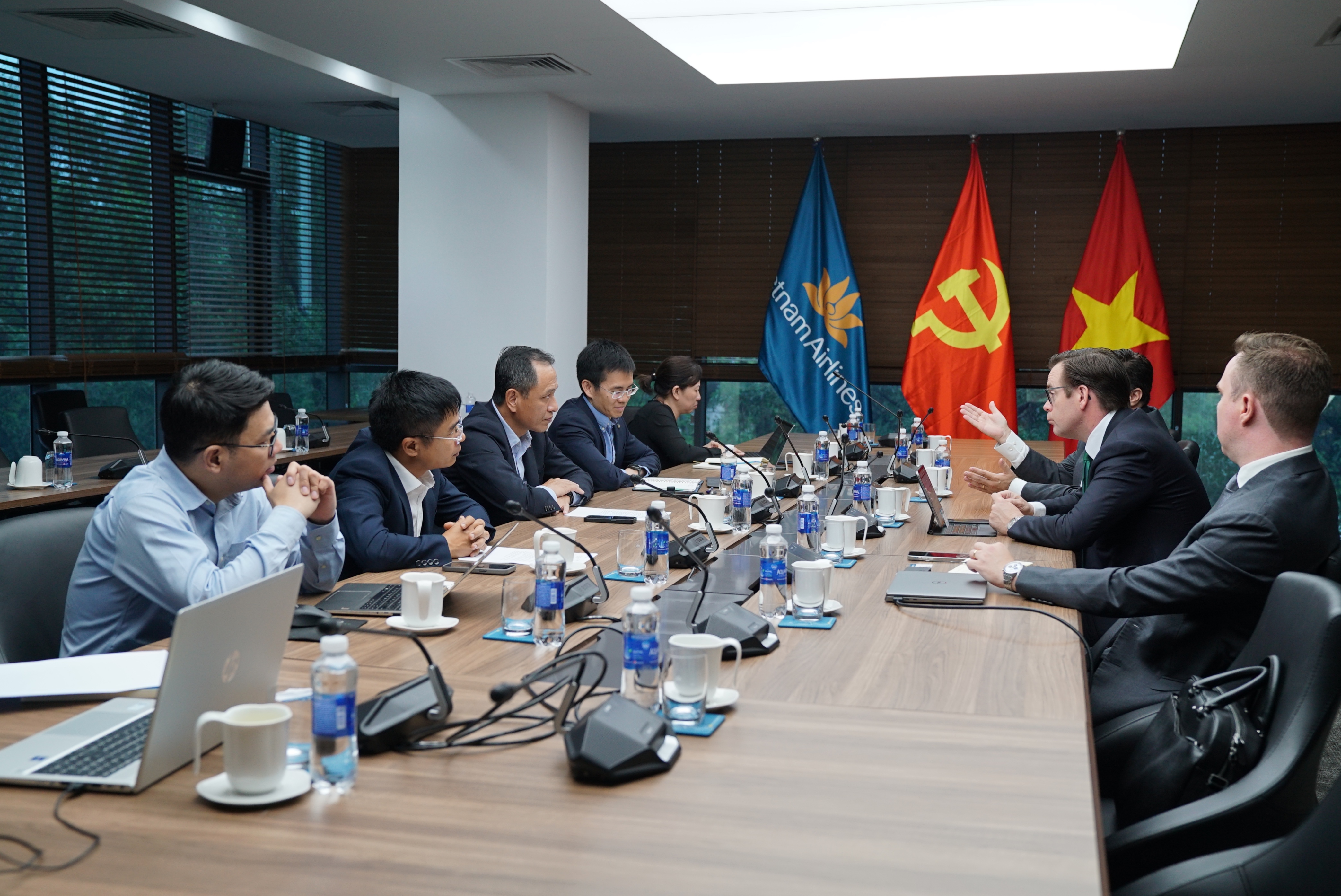 TGĐ Lê Hồng Hà làm việc với nhà sản xuất máy bay dân dụng lớn thứ ba thế giới