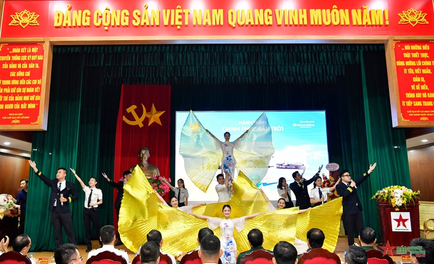 Toạ đàm “Hành trình chinh phục bầu trời”