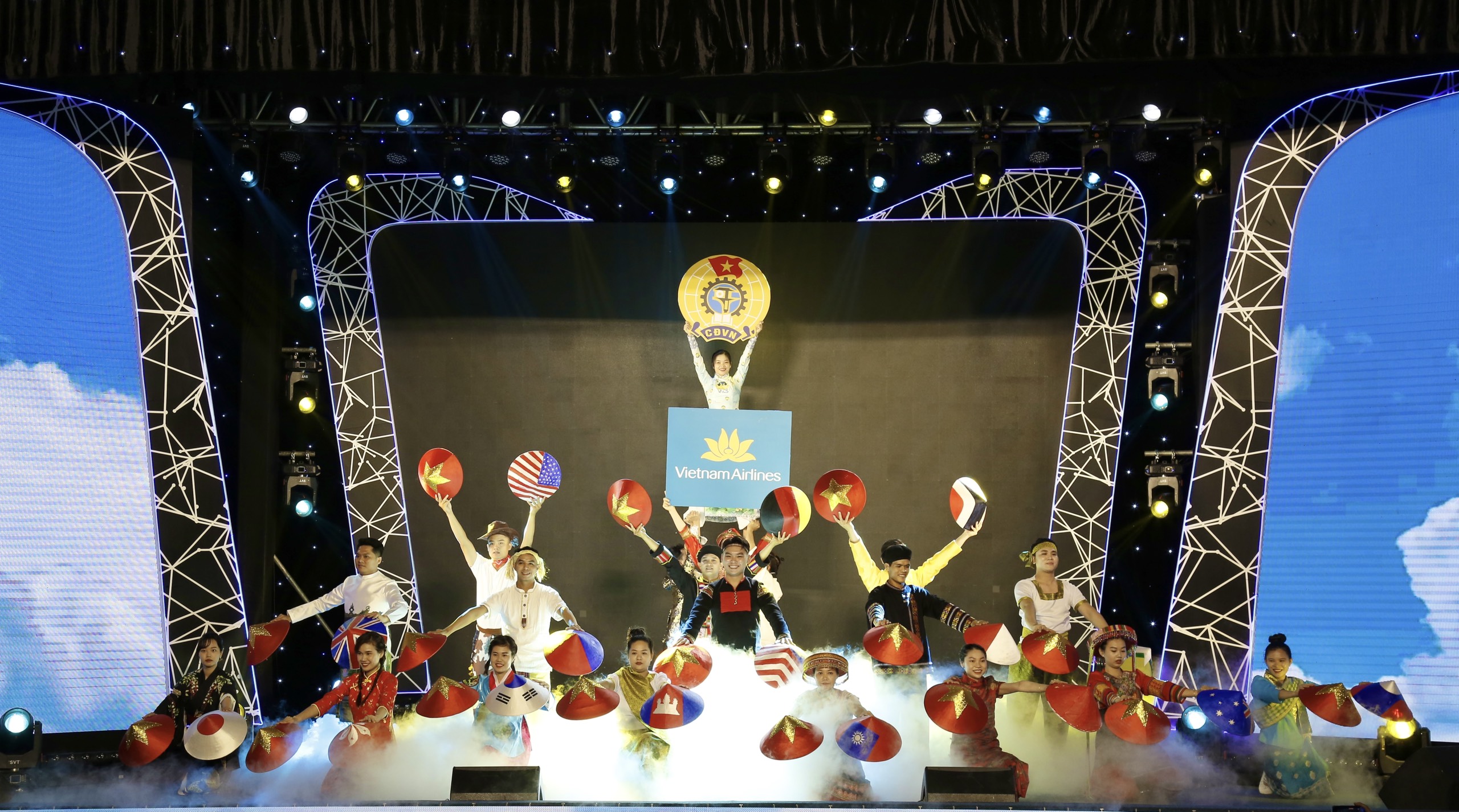 Không gian văn hoá đầy màu sắc tại Cuộc thi “Tìm hiểu kiến thức về Công đoàn VN, TCT HKVN, Pháp luật về ATVSLĐ”