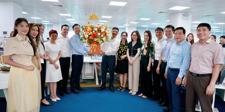 [21/6] Lãnh đạo TCT chúc mừng Ban Truyền thông và Tạp chí Heritage nhân ngày Báo chí Cách mạng Việt Nam