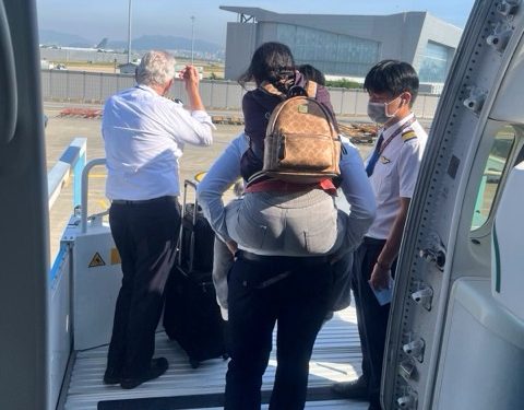 [Vạn Dặm Nâng Niu] Ấm lòng tiếp viên Vietnam Airlines cõng hành khách đi xe lăn