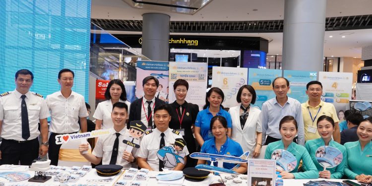 Vietnam Airlines tham dự Phiên giao dịch việc làm – Tư vấn hướng nghiệp quận Long Biên năm 2024