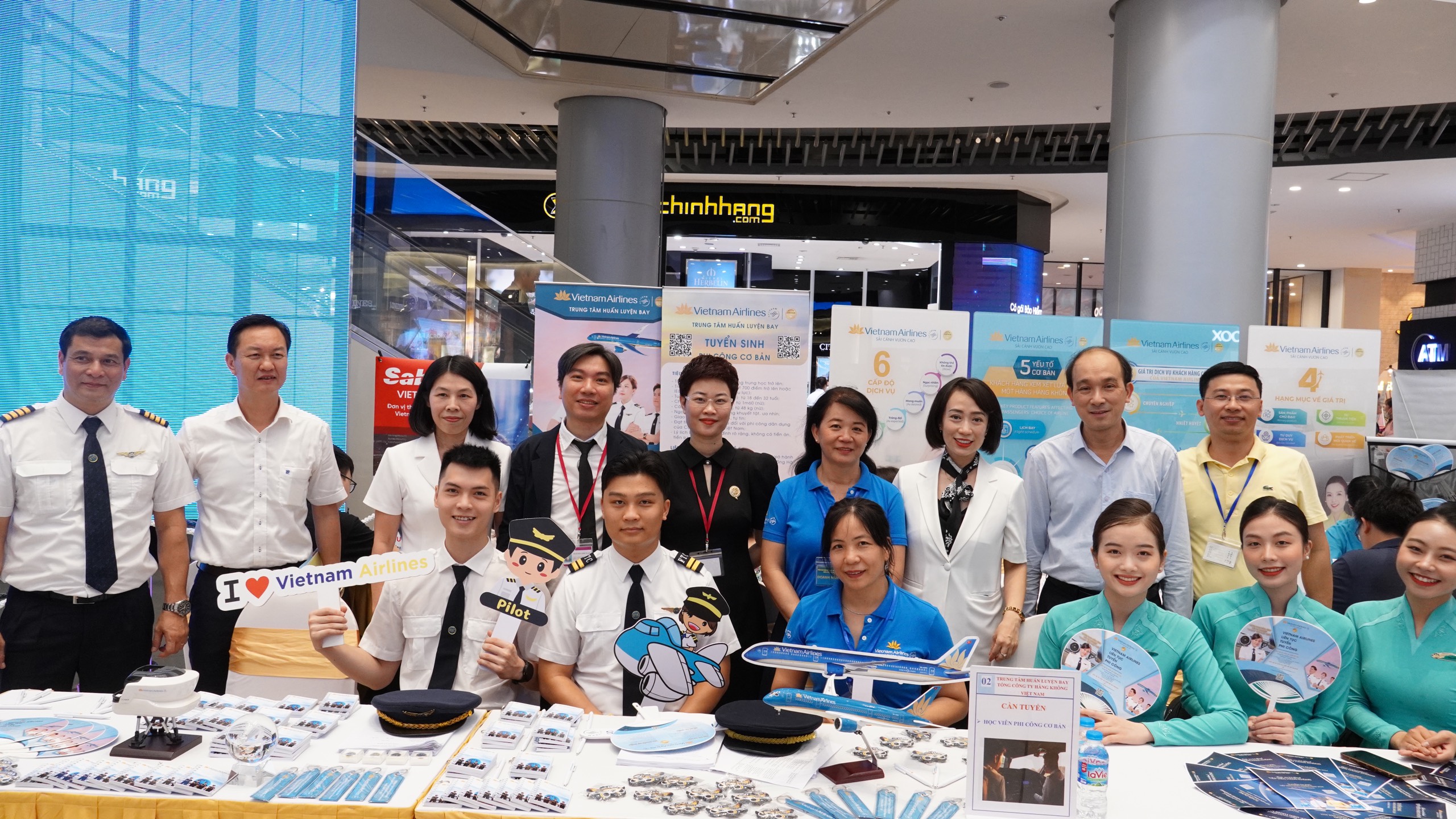 Vietnam Airlines tham dự Phiên giao dịch việc làm – Tư vấn hướng nghiệp quận Long Biên năm 2024