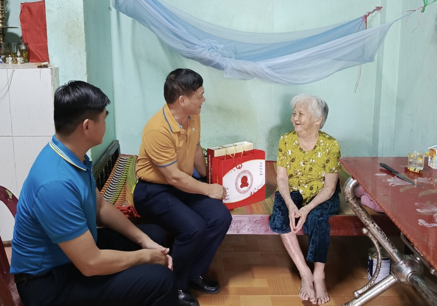 [27/7] Tổng công ty Hàng không Việt Nam tổ chức thăm Mẹ Việt Nam anh hùng