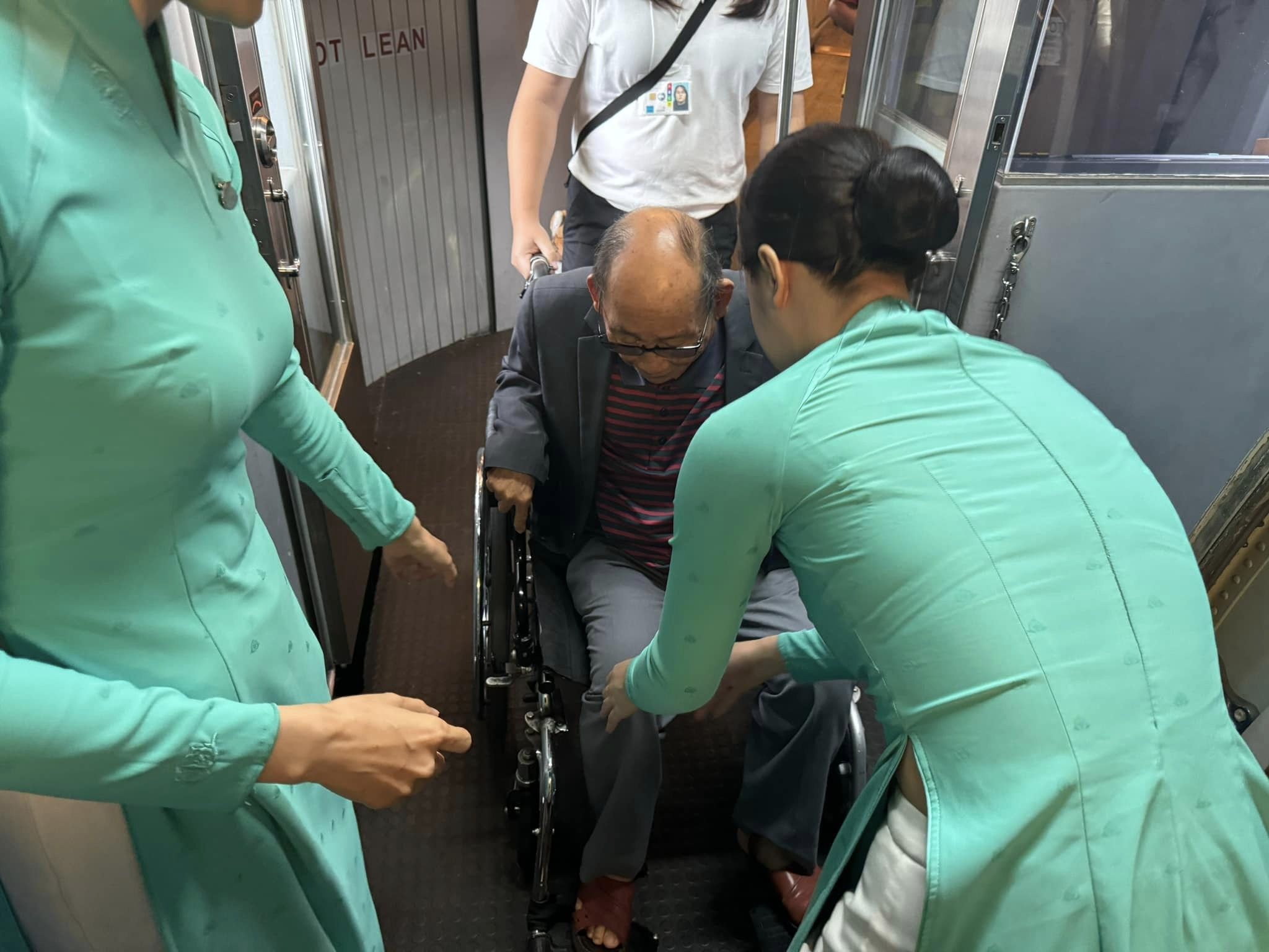 [Vạn Dặm Nâng Niu] “Ba má tôi đã được hỗ trợ đi lại và được chăm sóc tuyệt vời”