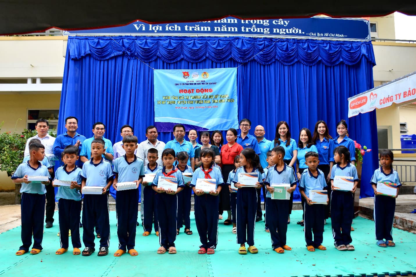 TCS trao hàng chục xuất học bổng cho học sinh nghèo Hàm Thuận Nam