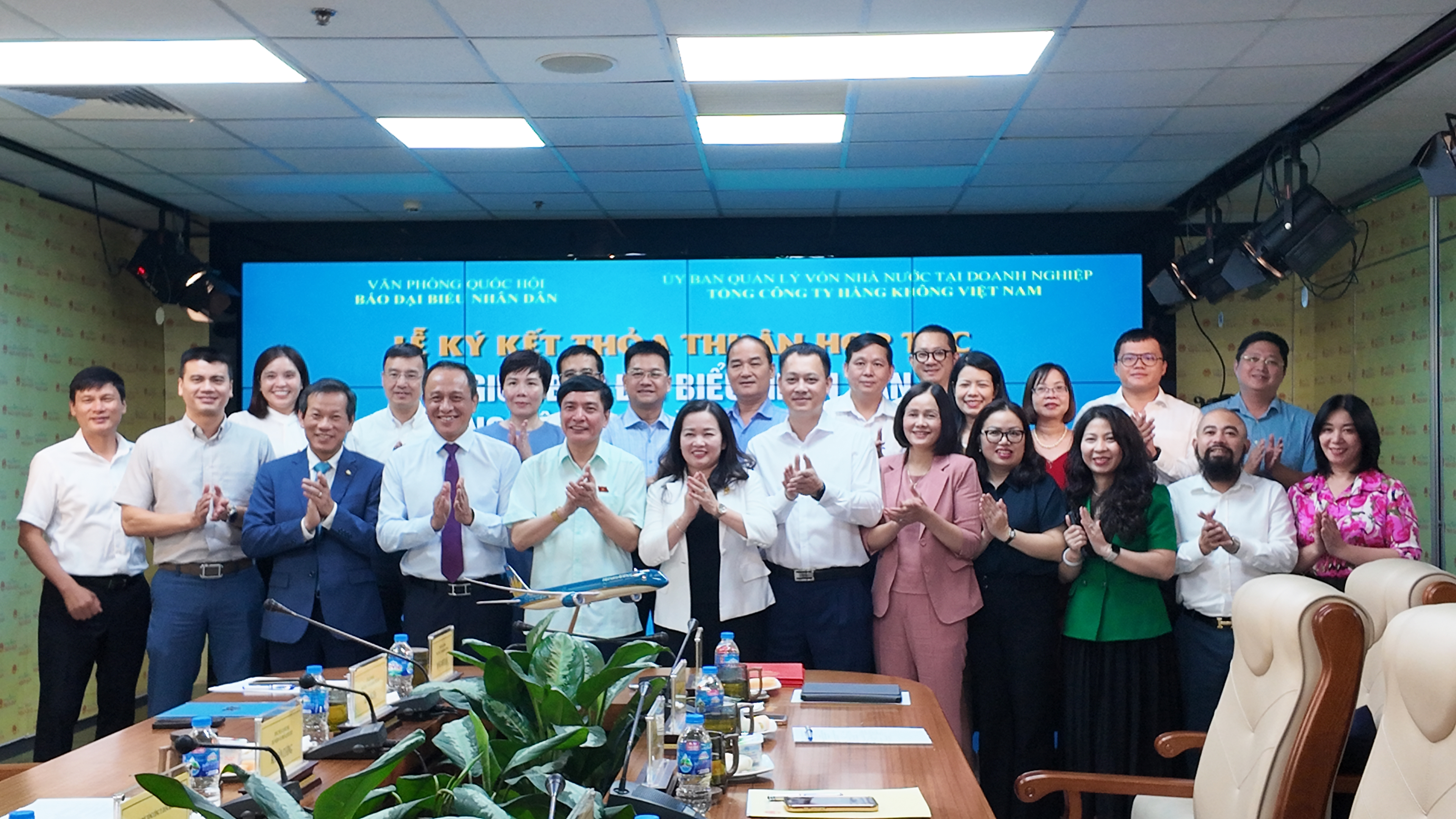 Vietnam Airlines và Báo Đại biểu Nhân dân ký kết thỏa thuận hợp tác