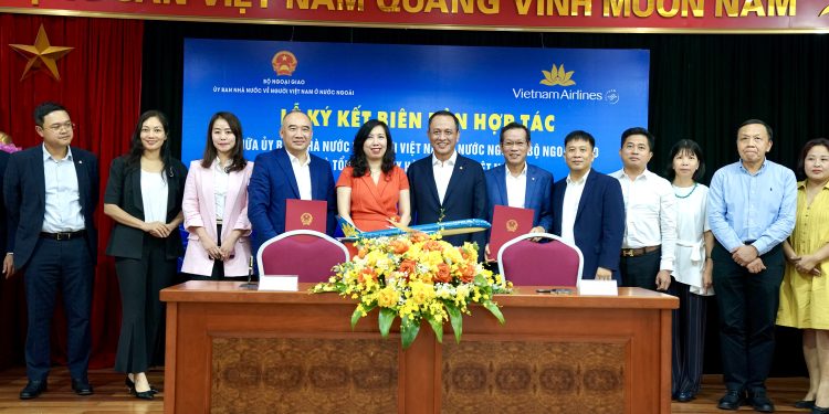 VNA ký kết hợp tác với UB Nhà nước về người Việt Nam ở nước ngoài