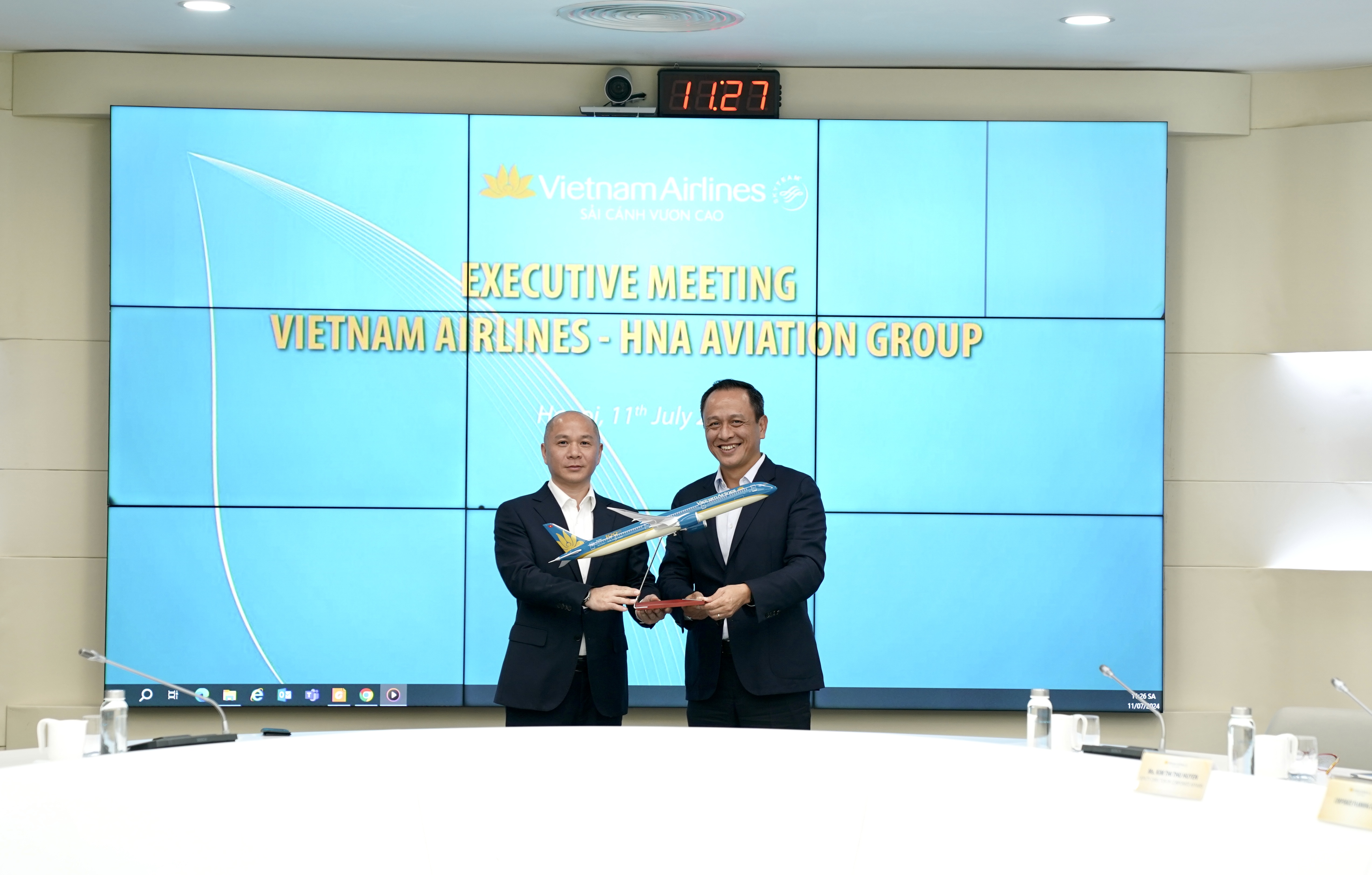 TGĐ gặp gỡ và làm việc với HNA Aviation Group