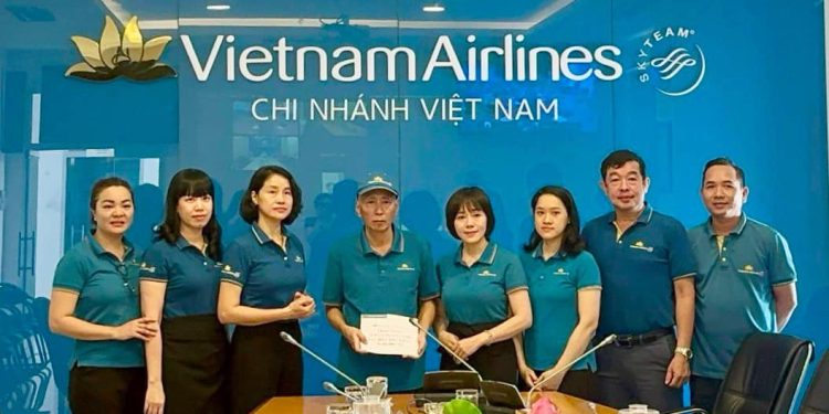 Chi nhánh Vietnam Airlines khu vực Việt Nam trao tiền hỗ trợ cho CBNV có hoàn cảnh khó khăn