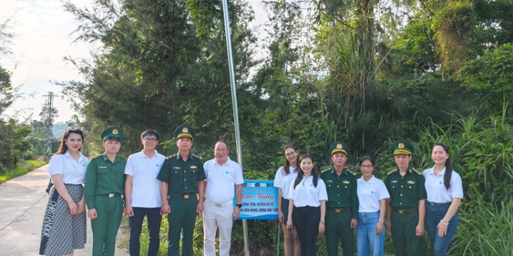 Tuổi trẻ Công ty Cổ phần Dịch vụ Hàng hoá Tân Sơn Nhất (TCS) bàn giao công trình thanh niên “Ánh sáng đường biên”