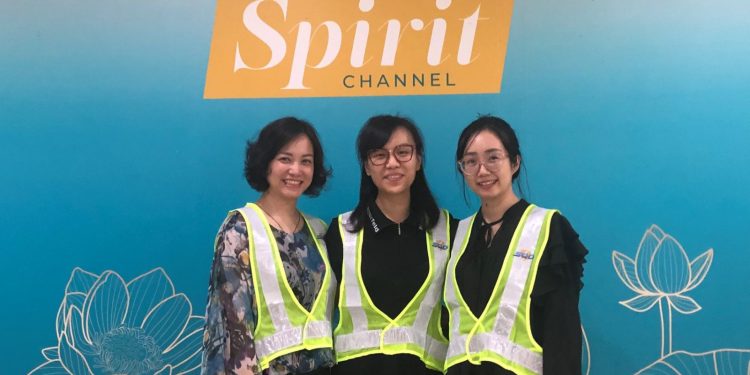 Ban ATCL trang bị áo phản quang cho CBNV thực hiện công tác đánh giá tại sân bay