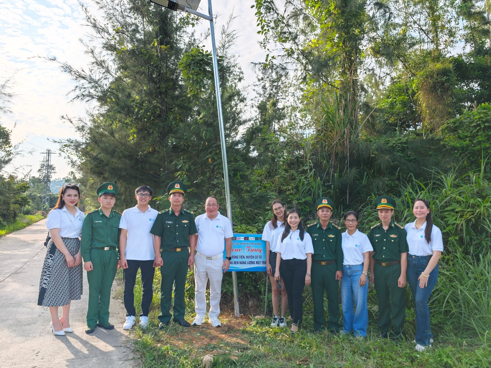 Chung tay triển khai chương trình “Ánh sáng đường biên”