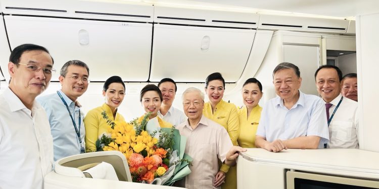 Hình ảnh Tổng Bí thư ân cần, gần gũi, giản dị qua lời kể của tiếp viên Vietnam Airlines